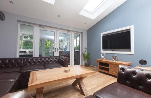 Prestonfield Apartment | Luxe Arthurs Seat View Townhouse with Hot Tub