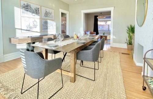 South Hills House | Luxe Beechview Manor | Sleeps 14 | Central