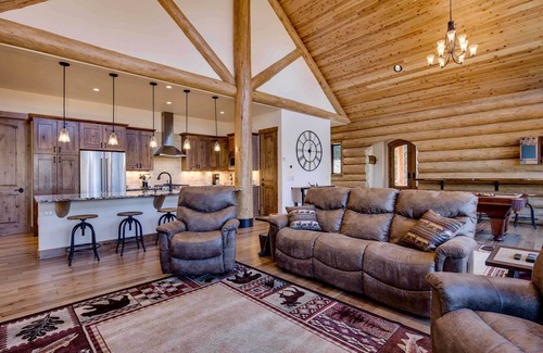 Breckenridge Park Estates Cabin | Luxe Breck Log Cabin w/Hot Tub, Bar & Views!