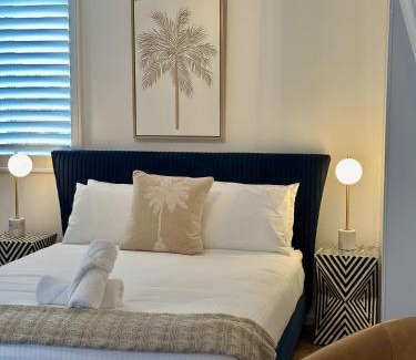 Edge Hill Apartment | Luxe Palm Studio Villa - In the heart of Edge Hill