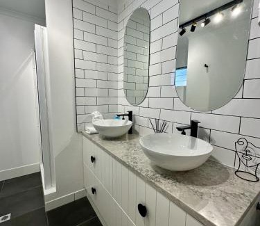 Edge Hill Apartment | Luxe Palm Studio Villa - In the heart of Edge Hill