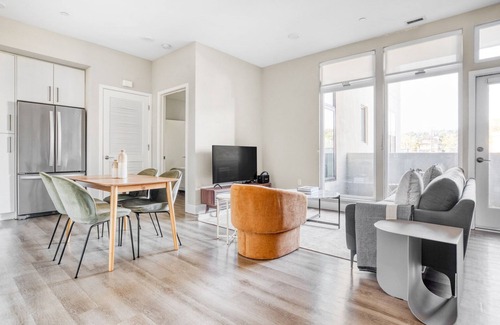 San Carlos Apartment | Luxe San Carlos 2BR w/Gym, Pool & BBQ, walk to Caltrain, by Blueground