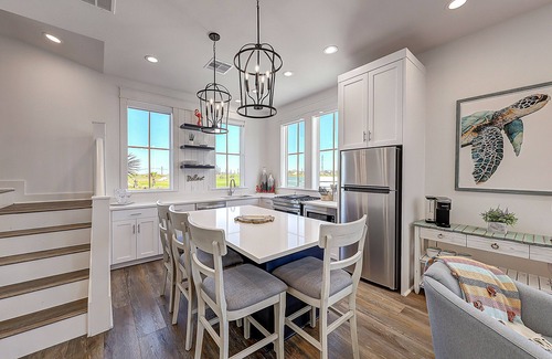 Port Aransas Cabin | Luxe seaside home on the golf course with balcony & pool - close to the beach