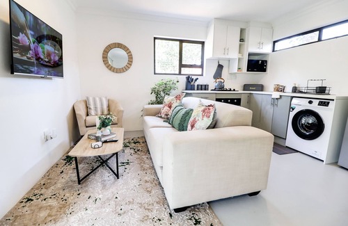 Ekurhuleni Cottage | Luxe Suburban Haven 10 mins away from OR Tambo Airport .Load shedding Friendly