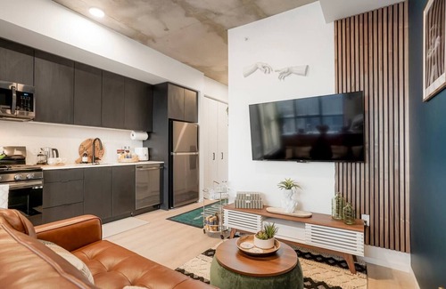 Ballpark Apartment | LUXE Unit w/Magnificent Views Quality Workspacenn