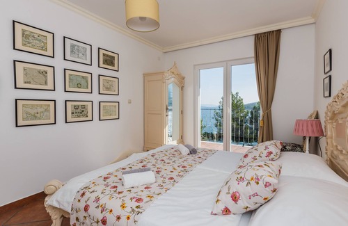 Marina Villa | LUXE! Villa by the sea with heated pool! 15 mins from Split airport, (OWNER)