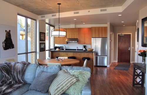 Hood River Condo | Luxe Water View Condo in the Heart of Hood River