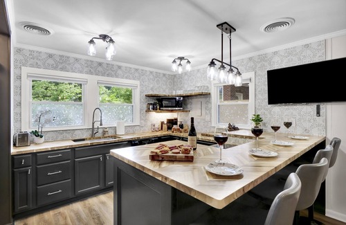 University Park House | Luxe Wolfpack Retreat: Walk to NC State, Shops, Dining+Firepit, Cornhole & More!