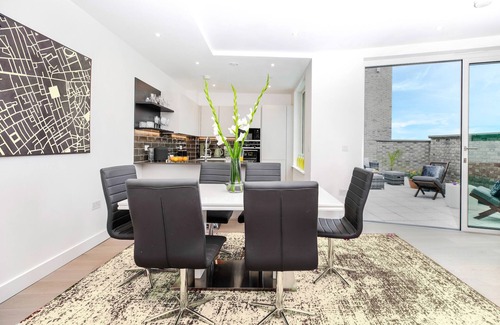 Bermondsey Apartment | LuxNomads Lavish Penthouse SkyLine View