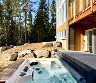 Lac-Swell Ski Chalet | Luxurious & Tranquil Nature Getaway with SPA & Scenic Views