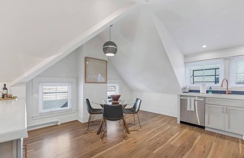 Walnut Hills Apartment | Luxurious 2 Bdrm 2 Bath 3rd floor Walkup