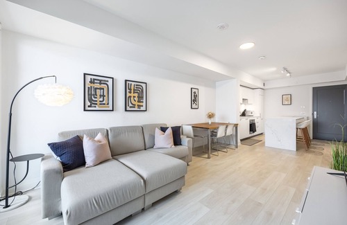 St. Lawrence Condo | Luxurious 2 Bdrm Condo - Midtown Leaside Toronto