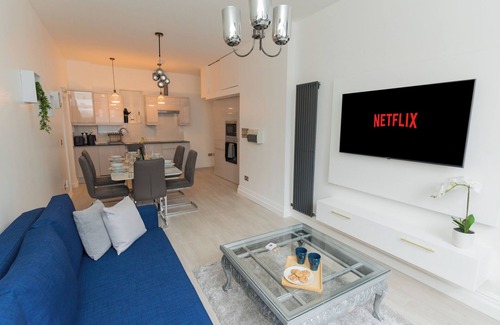 Birmingham City Centre Apartment | Luxurious 2BR Bham Home with free parking, perfect for families and contractors