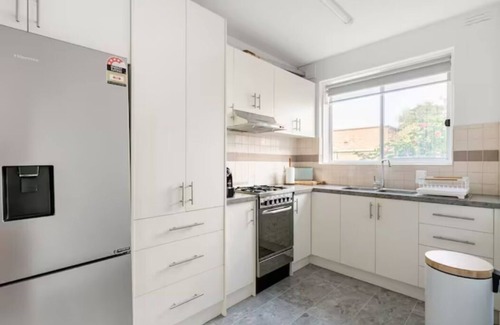 Ascot Vale Apartment | Luxurious 2br: Near Showgrounds & Racecourse!