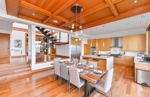 Sidney House | Luxurious 3 Bedroom Oceanfront Home with Spectacular Views