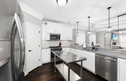 Normal House | Luxurious, 3-Bedroom home – 5 mins from entertainment district!