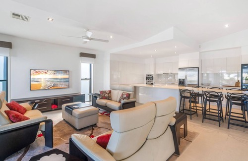 Mooloolaba House | Luxurious 4 bedroom waterfront home pet friendly near Ocean