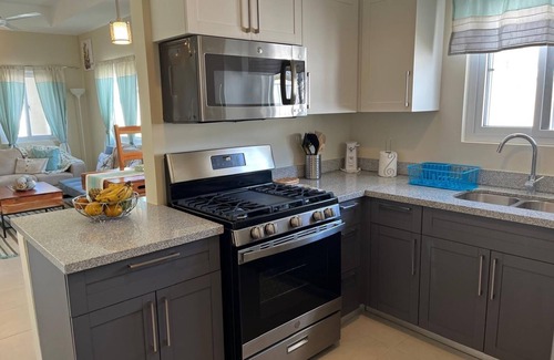 West Gate Hills Villa | Luxurious 4-bedroom villa with WiFi, AC in charming Hanover, Jamaica 🇯🇲