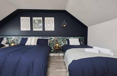 Chapeltown House | Luxurious 4Bedroom House By Homebird Property Management Short Lets & Serviced Accommodation Leeds With Private Parking, Garden & Patio Area