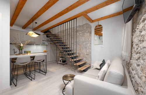 City Center Apartment | Luxurious apartment, old town, 4 persons,only 150m from the beach,with sea view.