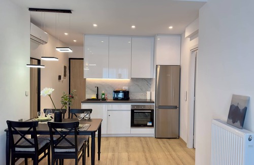 Kallithea Apartment | Luxurious Athens Retreat | Shared Pool & Gym by TT Luxury Homes