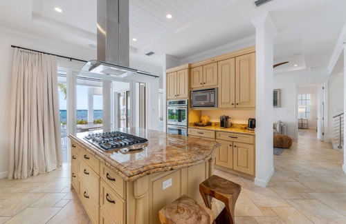 Bodden Town House | Luxurious Beachfront 6-bed House with Guest House- Sleeps up to 21 Guests!
