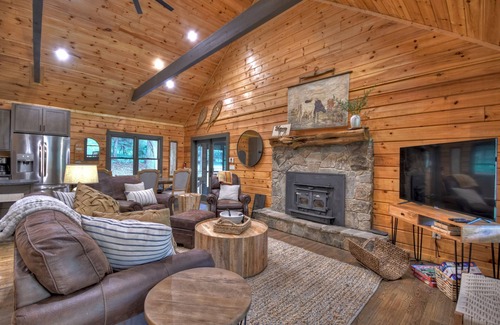 Suches Cabin | Luxurious Brown Mountain River Cabin 4BR/3Bath w/Hot Tub and Fire Pit
