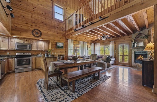 Gatlinburg - Pigeon Forge Cabin | Luxurious Cabin, Amazing Views, Kids Tree House
