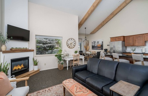 Coeur d'Alene Condo | Luxurious CDA Downtown Stay 5-Star, Walk to Downtown & Lake - Garage