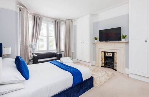 South Acton House | Luxurious & Comfy ~ Garden ~ Pool Table ~ Parking!