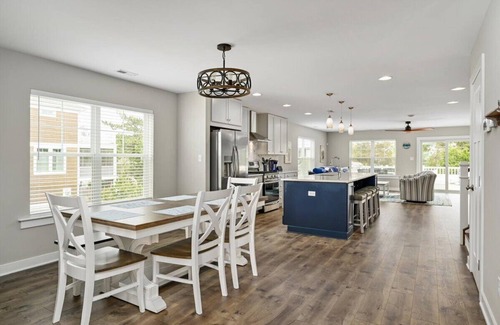 Fenwick Island House | Luxurious & Comfy ~ 1 Block to Beach ~ ♛Royal Beds