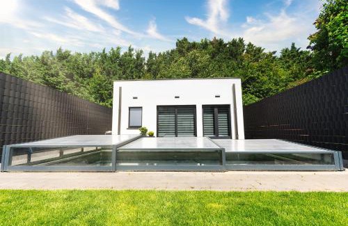 Strombeek-Bever Hotel | Luxurious Escape - Room LoveSerenity with pool and jacuzzi