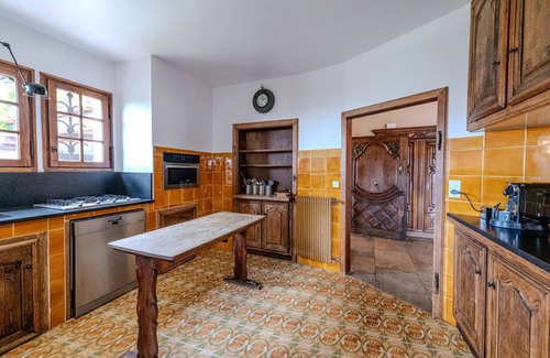 Tourrettes-sur-Loup Villa | Luxurious historic villa, pool & jacuzzi, stunning sea and village views.