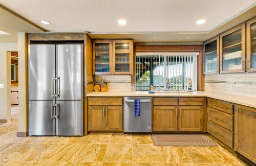 Bayshore House | Luxurious home with 3 suites, 3 fireplaces, game room & hot tub - walk to beach