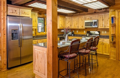 Massanutten Cabin | Luxurious Log Cabin with Hot Tub, Pool Table, Ping Pong and more!
