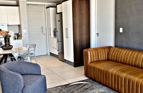 Sandown Apartment | Luxurious Masingita towers 9th floor apartment sandton Johannesburg