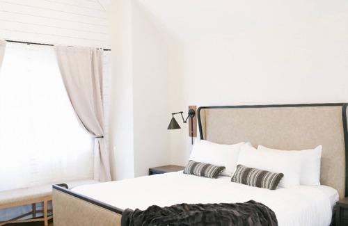 Midway Hotel | Luxurious Midway Gem - 4 Modern Haven w/Resort & Golf Access, Stunning Views!