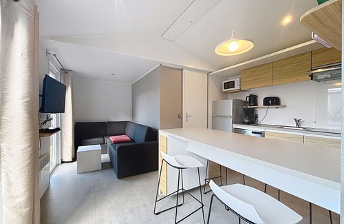 Jullouville-les-Pins House | Luxurious Mobile Home, 4 Guests, Beach Nearby, Heated Pool, Fitness Room, Pet-Friendly