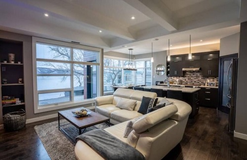Fort Qu'Appelle Cottage | Luxurious Modern WaterFront Cottage/ICE FISHINGnn