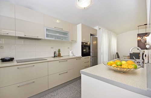 Tugare Apartment | Luxurious, modern and spacious apartment with balcony near Omis sand beach