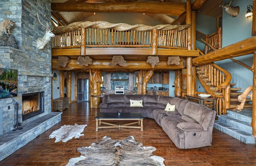 Courtenay Ski Chalet | Luxurious Mountain View Paradise with Hot Tub