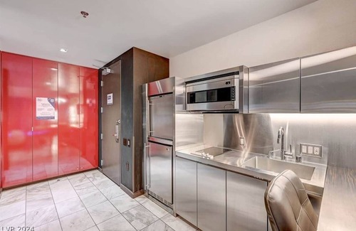 Las Vegas Apartment | Luxurious Palms Studio Mountain View & BALCONY ACCESS 27307