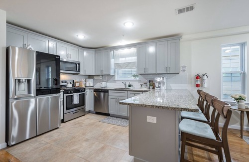 Newark Apartment | Luxurious, professionally styled 3 bed/2 bath w/Free Parking, near Rutgers University, Quick NYC Access