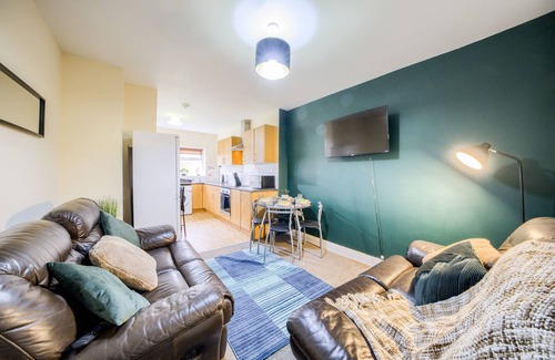 Gamston House | Luxurious Tile Hill House with Garden