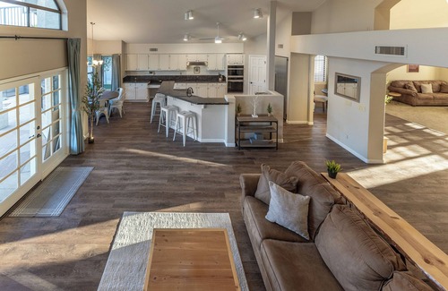 The Islands House | Luxurious Waterfront 5 Bedroom Home with Private Boat and Dock