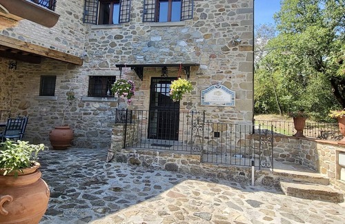 Santa Reparata Cottage | Luxury 1-bedroom house with the pool in Tuscany.