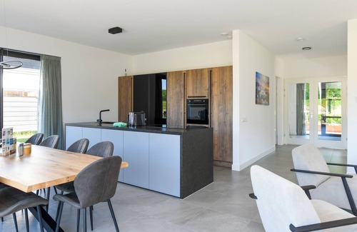 Biddinghuizen House | Luxury 10-person villa on the water with hot tub, private jetty, spacious terrace and 4 bedrooms. Located at Villa Resort Harderwold, near Harderwijk and the Veluwemeer!