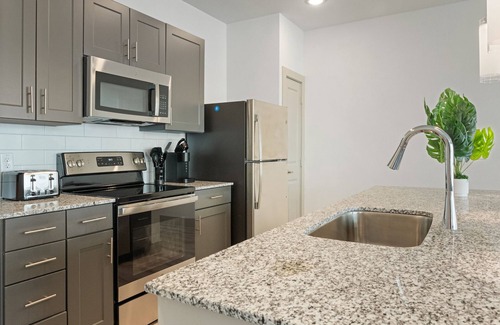 Vista Del Pueblo Apartment | Luxury 1BD/1BA Near The Airport 5953