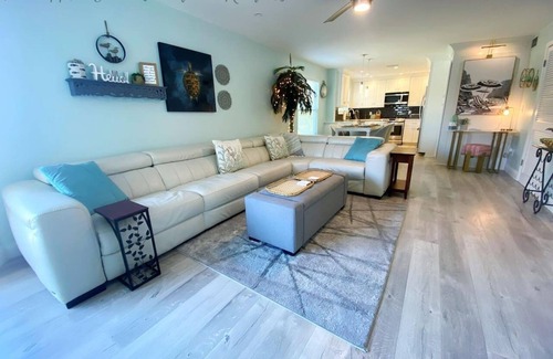 Independence Square Condo | Luxury 2/2 Direct Beach Access-Updated-Oasis-Fun