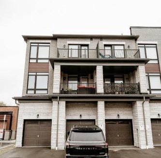 Ajax Villa | Luxury 2-Bed Townhouse Near Waterfront & Downtown